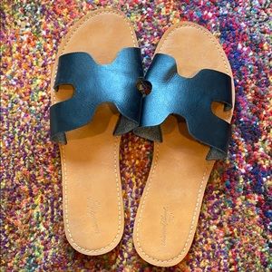 Universal Thread Black & Brown Sandals